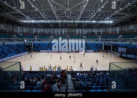 (170806) -- RIO DE JANEIRO, le 6 août 2017 -- les joueurs de football la compétition à l'intérieur de l'Arena Carioca 1 Parc olympique de Barra, à Rio de Janeiro, Brésil, le 5 août 2017. Samedi marqué premier anniversaire de 2016 Jeux Olympiques de Rio. (Xinhua/Li Ming) Banque D'Images