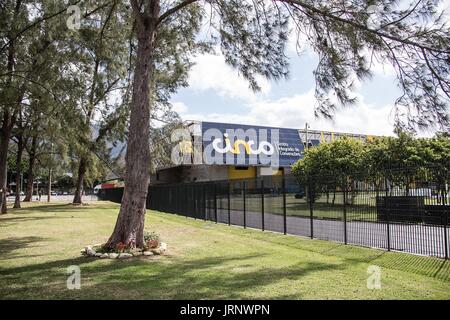 (170806) -- RIO DE JANEIRO, le 6 août 2017 -- Photo prise le 5 août 2017 montre l'extérieur du Rio center à Barra da Tijuca, Rio de Janeiro, Brésil. Samedi marqué premier anniversaire de 2016 Jeux Olympiques de Rio. (Xinhua/Li Ming) Banque D'Images