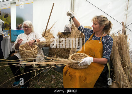 Woodstock, UK, 5 août 2017. Malgré un gros orage visiteurs affluent sur BBC Countryfile Live, qui a eu lieu dans la propriété de Blenheim Palace. La faune, les animaux, la nourriture, les sports de plein air, la conservation, l'agriculture, des affaires rurales, animation, tous étaient représentés. Bee bee keepiing, rendant la skep. Crédit : Steve Bell/Alamy Live News Banque D'Images