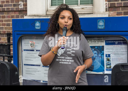 Londres, Royaume-Uni. 4e août, 2017. Londres, Royaume-Uni. 4 août 2017. Une jeune femme de la campagne Justice pour Mark Duggan qui vient a obtenu un diplôme en droit à la LSE parle au rassemblement à Tottenham de police de se rappeler la mort de Mark Duggan, sur le sixième anniversaire de son assassinat par la police, et aussi la police meurtre d'autres membres de la communauté de Tottenham - Cynthia Jarrett, Joy Gardner, Roger Sylvester, Mark Duggan et Jermaine Baker et les meurtres récents de Charles Rashan, Darren Cumberbatch et Edson Da Costa. Dirigé par Stafford Scott, il y avait de la poésie, une minute de silence et discours Banque D'Images