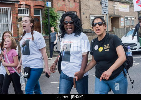 Londres, Royaume-Uni. 4e août, 2017. Londres, Royaume-Uni. 4 août 2017. Becky Shah de la Hillsborough Justice Campagne et Jermaine Baker's mother mars main dans la main de Broadwater Farm à un rassemblement à Tottenham de police de se rappeler la mort de Mark Duggan, sur le sixième anniversaire de son assassinat par la police, et aussi la police meurtre d'autres membres de la communauté de Tottenham - Cynthia Jarrett, Joy Gardner, Roger Sylvester, Mark Duggan et Jermaine Baker et les meurtres récents de Charles Rashan, Darren Cumberbatch et Edson Da Costa. Dirigé par Stafford Scott, il y avait de la poésie, une minute de silence et Banque D'Images