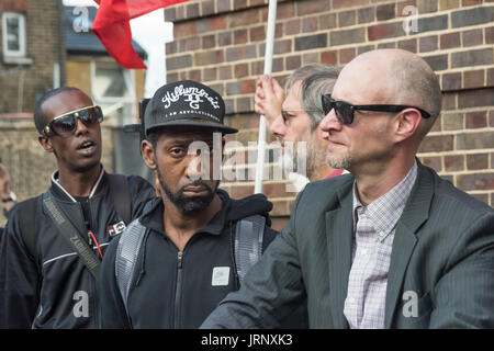 Londres, Royaume-Uni. 4e août, 2017. Londres, Royaume-Uni. 4 août 2017. Les gens à la manifestation à Tottenham de police de se rappeler la mort de Mark Duggan, sur le sixième anniversaire de son assassinat par la police, et aussi la police meurtre d'autres membres de la communauté de Tottenham - Cynthia Jarrett, Joy Gardner, Roger Sylvester, Mark Duggan et Jermaine Baker et les meurtres récents de Charles Rashan, Darren Cumberbatch et Edson Da Costa. Dirigé par Stafford Scott, il y avait de la poésie, une minute de silence et des discours de membres de la famille ainsi que des activistes locaux, Becky Shah de la Hillsborough campagne et une sp Banque D'Images