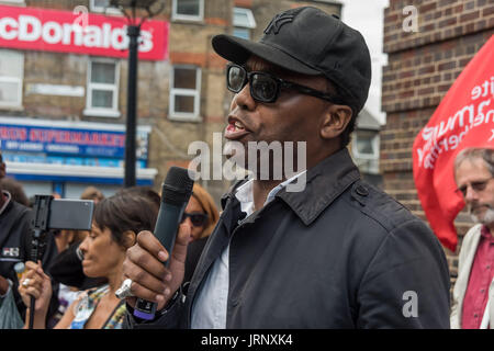 Londres, Royaume-Uni. 4e août, 2017. Londres, Royaume-Uni. 4 août 2017. Un orateur de la campagne Justice pour Grenfell donne une adresse puissant au rassemblement à Tottenham de police de se rappeler la mort de Mark Duggan, sur le sixième anniversaire de son assassinat par la police, et aussi la police meurtre d'autres membres de la communauté de Tottenham - Cynthia Jarrett, Joy Gardner, Roger Sylvester, Mark Duggan et Jermaine Baker et les meurtres récents de Charles Rashan, Darren Cumberbatch et Edson Da Costa. Dirigé par Stafford Scott, il y avait de la poésie, une minute de silence et des discours de membres de la famille ainsi que des Banque D'Images