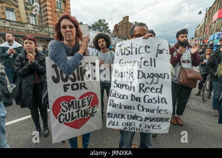 Londres, Royaume-Uni. 4e août, 2017. Londres, Royaume-Uni. 4 août 2017. Les gens à la manifestation à Tottenham de police de se rappeler la mort de Mark Duggan, sur le sixième anniversaire de son assassinat par la police, et aussi la police meurtre d'autres membres de la communauté de Tottenham - Cynthia Jarrett, Joy Gardner, Roger Sylvester, Mark Duggan et Jermaine Baker et les meurtres récents de Charles Rashan, Darren Cumberbatch et Edson Da Costa. Dirigé par Stafford Scott, il y avait de la poésie, une minute de silence et des discours de membres de la famille ainsi que des activistes locaux, Becky Shah de la Hillsborough campagne et une sp Banque D'Images