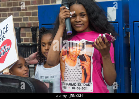 Londres, Royaume-Uni. 4e août, 2017. Londres, Royaume-Uni. 4 août 2017. Mark Duggan's fille parle au rassemblement à Tottenham de police se souvenir de son père sur le sixième anniversaire de son assassinat par la police, et aussi la police meurtre d'autres membres de la communauté de Tottenham - Cynthia Jarrett, Joy Gardner, Roger Sylvester, Mark Duggan et Jermaine Baker et les meurtres récents de Charles Rashan, Darren Cumberbatch et Edson Da Costa. Dirigé par Stafford Scott, il y avait de la poésie, une minute de silence et des discours de membres de la famille ainsi que des activistes locaux, Becky Shah à partir de la campagne d'Hillsborough Banque D'Images