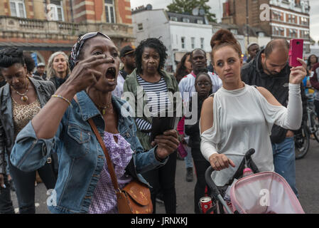 Londres, Royaume-Uni. 4e août, 2017. Londres, Royaume-Uni. 4 août 2017. Les gens dans la foule réagir à l'orateur de la campagne Justice pour Grenfell, faisant écho à son appel à l'action de la collectivité dans le rallye à Tottenham de police de se rappeler la mort de Mark Duggan, sur le sixième anniversaire de son assassinat par la police, et aussi la police meurtre d'autres membres de la communauté de Tottenham - Cynthia Jarrett, Joy Gardner, Roger Sylvester, Mark Duggan et Jermaine Baker et les meurtres récents de Charles Rashan, Darren Cumberbatch et Edson Da Costa. Dirigé par Stafford Scott, il y avait de la poésie, une minute o Banque D'Images