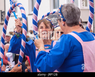 London, UK. 6 Août, 2017. Mesdames effectuer danses traditionnelles sur le front de mer à Sidmouth annuel de la ville de la semaine folklorique. La ville de Sidmouth Folk Festival semaine continue jusqu'à ce que le 11 août. Credit Photo : Alamy/Central Live News Banque D'Images