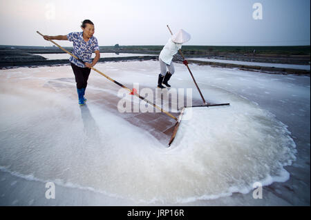 Beijing, Chine, province du Fujian. 6e août, 2017. Recueillir des travailleurs de sel durant la saison agricole à Shanyao sel salines de Quanzhou, ville du sud-est de la province de Fujian en Chine, le 6 août 2017. Credit : Jiang Kehong/Xinhua/Alamy Live News Banque D'Images