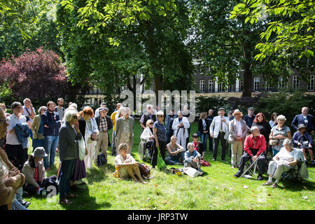 Londres, Royaume-Uni. 6 Août, 2017. Participer à l'assemblée des militants de la paix Hiroshima Jour anniversaire à Tavistock Square, à côté de l'objectif de commémoration Hiroshima cerisier. Credit : Mark Kerrison/Alamy Live News Banque D'Images