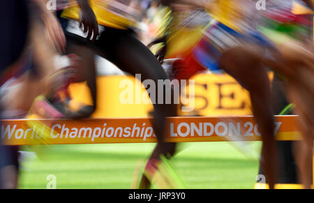 Les athlètes passer le premier obstacle au cours de la première épreuve de la Men's 3 000 mètres haies aux Championnats du monde IAAF d'athlétisme au Stade olympique à Londres, Royaume-Uni, le 6 août 2017. (Longue exposition photo) Photo : Rainer Jensen/dpa Banque D'Images