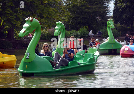 Londres, Royaume-Uni. 6 Août, 2017. Nautisme dans Alexander Park le dimanche après-midi. Credit : JOHNNY ARMSTEAD/Alamy Live News Banque D'Images