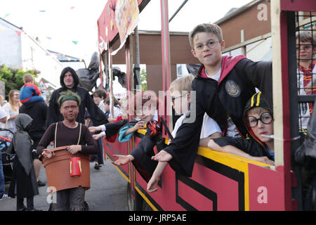 Stoke Gabriel, Devon. 5 août 2017. Stoke Gabriel's quirky procession carnaval annuel fait son chemin à travers le village high street. Les flotteurs de divers groupes communautaires y compris Stoke Gabriel l'école primaire et de l'Institut de la femme (WI), ont présenté différents thèmes y compris Harry Potter, les hippies, les crieurs publics et Swan Lake. Banque D'Images