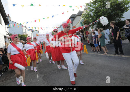 Stoke Gabriel, Devon. 5 août 2017. Stoke Gabriel's quirky procession carnaval annuel fait son chemin à travers le village high street. Les flotteurs de divers groupes communautaires y compris Stoke Gabriel l'école primaire et de l'Institut de la femme (WI), ont présenté différents thèmes y compris Harry Potter, les hippies, les crieurs publics et Swan Lake. Banque D'Images