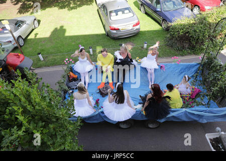 Stoke Gabriel, Devon. 5 août 2017. Stoke Gabriel's quirky procession carnaval annuel fait son chemin à travers le village high street. Les flotteurs de divers groupes communautaires y compris Stoke Gabriel l'école primaire et de l'Institut de la femme (WI), ont présenté différents thèmes y compris Harry Potter, les hippies, les crieurs publics et Swan Lake. Banque D'Images