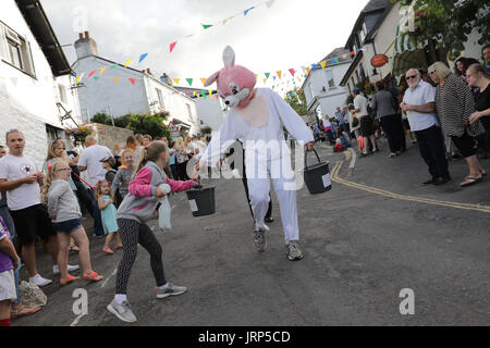 Stoke Gabriel, Devon. 5 août 2017. Stoke Gabriel's quirky procession carnaval annuel fait son chemin à travers le village high street. Les flotteurs de divers groupes communautaires y compris Stoke Gabriel l'école primaire et de l'Institut de la femme (WI), ont présenté différents thèmes y compris Harry Potter, les hippies, les crieurs publics et Swan Lake. Banque D'Images