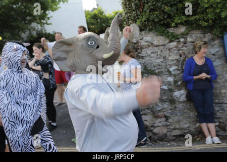 Stoke Gabriel, Devon. 5 août 2017. Stoke Gabriel's quirky procession carnaval annuel fait son chemin à travers le village high street. Les flotteurs de divers groupes communautaires y compris Stoke Gabriel l'école primaire et de l'Institut de la femme (WI), ont présenté différents thèmes y compris Harry Potter, les hippies, les crieurs publics et Swan Lake. Banque D'Images