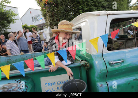 Stoke Gabriel, Devon. 5 août 2017. Stoke Gabriel's quirky procession carnaval annuel fait son chemin à travers le village high street. Les flotteurs de divers groupes communautaires y compris Stoke Gabriel l'école primaire et de l'Institut de la femme (WI), ont présenté différents thèmes y compris Harry Potter, les hippies, les crieurs publics et Swan Lake. Banque D'Images