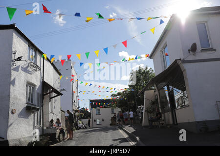 Stoke Gabriel, Devon. 5 août 2017. Stoke Gabriel's quirky procession carnaval annuel fait son chemin à travers le village high street. Les flotteurs de divers groupes communautaires y compris Stoke Gabriel l'école primaire et de l'Institut de la femme (WI), ont présenté différents thèmes y compris Harry Potter, les hippies, les crieurs publics et Swan Lake. Banque D'Images