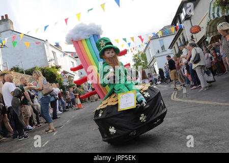 Stoke Gabriel, Devon. 5 août 2017. Stoke Gabriel's quirky procession carnaval annuel fait son chemin à travers le village high street. Les flotteurs de divers groupes communautaires y compris Stoke Gabriel l'école primaire et de l'Institut de la femme (WI), ont présenté différents thèmes y compris Harry Potter, les hippies, les crieurs publics et Swan Lake. Banque D'Images