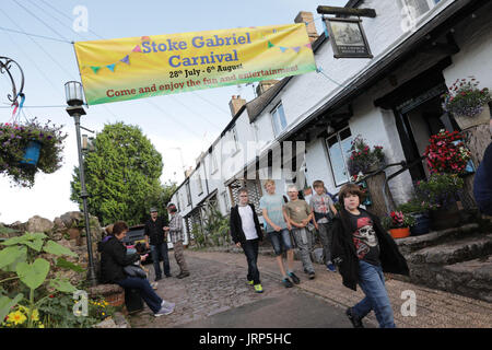 Stoke Gabriel, Devon. 5 août 2017. Stoke Gabriel's quirky procession carnaval annuel fait son chemin à travers le village high street. Les flotteurs de divers groupes communautaires y compris Stoke Gabriel l'école primaire et de l'Institut de la femme (WI), ont présenté différents thèmes y compris Harry Potter, les hippies, les crieurs publics et Swan Lake. Banque D'Images