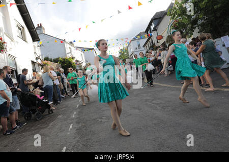 Stoke Gabriel, Devon. 5 août 2017. Stoke Gabriel's quirky procession carnaval annuel fait son chemin à travers le village high street. Les flotteurs de divers groupes communautaires y compris Stoke Gabriel l'école primaire et de l'Institut de la femme (WI), ont présenté différents thèmes y compris Harry Potter, les hippies, les crieurs publics et Swan Lake. Banque D'Images