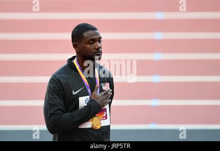 Londres, Royaume-Uni. Le 06 août, 2017. Justin Gatlin (USA) avec sa médaille d'or et la main sur le coeur pendant l'hymne national des USA. Remise de médaille podium. Championnats du monde d'athlétisme de l'IAAF. Stade olympique de Londres. Queen Elizabeth Olympic Park. Stratford. Londres. UK. Le 06/08/2017. Credit : Sport en images/Alamy Live News Banque D'Images