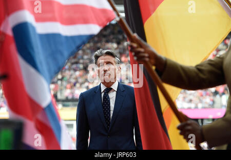 Londres, Royaume-Uni. 6e août, 2017. Le Président de l'IAAF à Sebastian Coe une victoire cérémonie à l es Championnats du monde d'athlétisme au Stade olympique à Londres, Royaume-Uni, le 6 août 2017. Photo : Rainer Jensen/dpa/Alamy Live News Banque D'Images