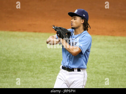 Saint Petersburg, Florida, USA. 6e août, 2017. Vous VRAGOVIC | fois.Rays de Tampa Bay le lanceur partant Chris Archer (22) réagit après la marche de troisième but des Milwaukee Brewers Travis Shaw (21) en sixième manche du match entre les Milwaukee Brewers et les Rays de Tampa Bay au Tropicana Field à Saint-Pétersbourg, en Floride, le dimanche, Août 6, 2017. Les Rays de Tampa Bay a battu les Milwaukee Brewers 2-1. Credit : Vragovic/Tampa Bay Times/ZUMA/Alamy Fil Live News Banque D'Images