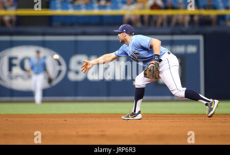 Saint Petersburg, Florida, USA. 6e août, 2017. Vous VRAGOVIC | fois.Rays de Tampa Bay Le deuxième but Brad Miller (13) commence le double play service la Talonnette femme ESD par Milwaukee Brewers de troisième but Travis Shaw (21) dans la huitième manche du match entre les Milwaukee Brewers et les Rays de Tampa Bay au Tropicana Field à Saint-Pétersbourg, en Floride, le dimanche, Août 6, 2017. Les Rays de Tampa Bay a battu les Milwaukee Brewers 2-1. Credit : Vragovic/Tampa Bay Times/ZUMA/Alamy Fil Live News Banque D'Images