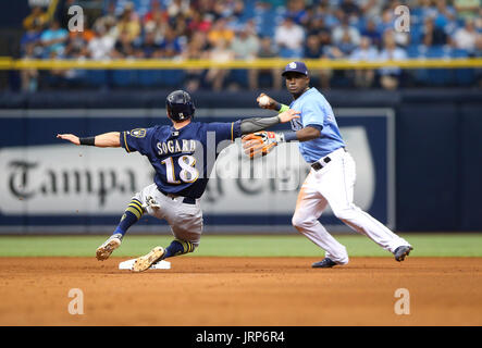 Saint Petersburg, Florida, USA. 6e août, 2017. Vous VRAGOVIC | fois.Le deuxième but des Milwaukee Brewers Eric Sogard (18) chassé comme Rays de Tampa Bay l'arrêt-court Adeiny Hechavarria (11) tourne le double jeu sur la Talonnette femme ESD par Milwaukee Brewers de troisième but Travis Shaw (21) dans la huitième manche du match entre les Milwaukee Brewers et les Rays de Tampa Bay au Tropicana Field à Saint-Pétersbourg, en Floride, le dimanche, Août 6, 2017. Les Rays de Tampa Bay a battu les Milwaukee Brewers 2-1. Credit : Vragovic/Tampa Bay Times/ZUMA/Alamy Fil Live News Banque D'Images