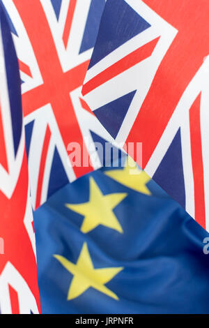 Groupe de mini drapeaux Union Jack. Métaphore le patriotisme britannique, être patriotique, célébrer le mode de vie de Brit, et le Brexit, le commerce de l'UE au Royaume-Uni. Banque D'Images