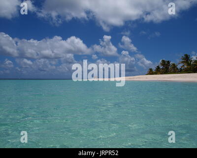 Deux personnes dans la distance de marche le long d'une plage déserte, Shoal Bay, Anguilla, BWI. Banque D'Images