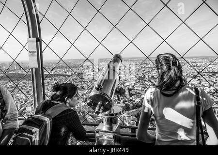 Les touristes profitant de la vue magnifique de la Tour Eiffel à Paris - Paris / FRANCE - 24 SEPTEMBRE 2017 Banque D'Images