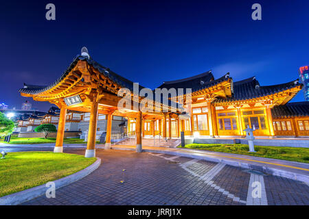 L'architecture de style traditionnel coréen la nuit à Séoul, Corée Banque D'Images