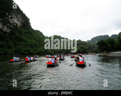 NINH BINH, Vietnam, juillet, 20 : touristes non identifiés dans la région de Trang An, 20 juillet, 2013. Trang An est la région pittoresque, classé du Vietnam spécial. Banque D'Images