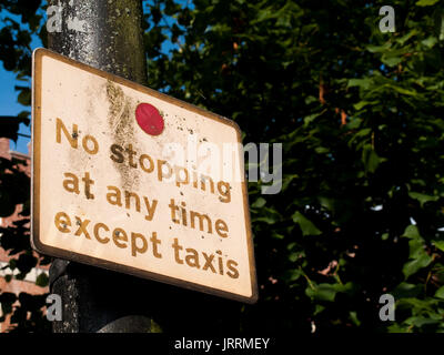 Pas de s'arrêter à tout moment, à l'exception des taxis roadside sign monté sur lampadaire, couverts par la loi sur la réglementation du trafic routier britannique 1984 Banque D'Images