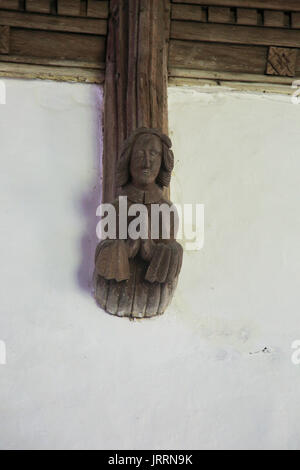Ange en bois sculpté sur le faisceau de toit, l'église de Saint Mary, Uggeshall, Suffolk, Angleterre, RU Banque D'Images