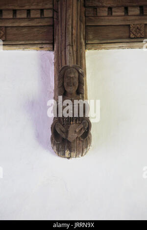 Ange en bois sculpté sur le faisceau de toit, l'église de Saint Mary, Uggeshall, Suffolk, Angleterre, RU Banque D'Images