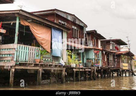 Maisons au bord de l'eau en bois typique de la région de khlongs Thonburi, Bangkok, Thaïlande Banque D'Images