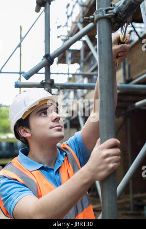 Builder sur place la mise en place d'échafaudages Banque D'Images