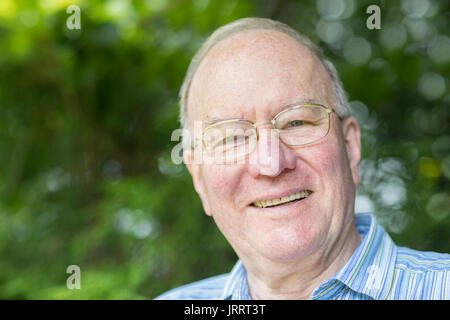 Portrait of Senior Man Relaxing In Garden Banque D'Images