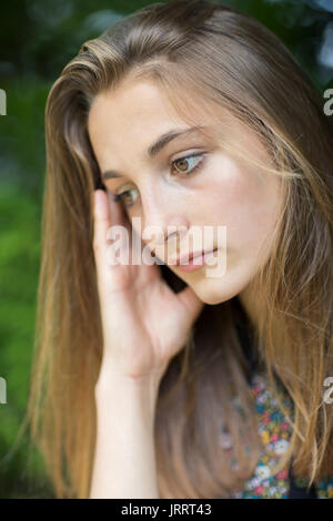 Close Up of Teenage Girl Sitting Outdoors malheureux Banque D'Images