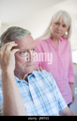 Femme mature homme réconfortant avec la dépression à la maison Banque D'Images