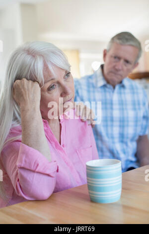 Homme mature femme réconfortant avec la dépression à la maison Banque D'Images