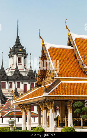 Sculpté traditionnel et guilded, pignons et des avant-toits d'un toit sur une réception royale, le pavillon d'exposition de Rattanakosin, Bangkok, Thaïlande Banque D'Images