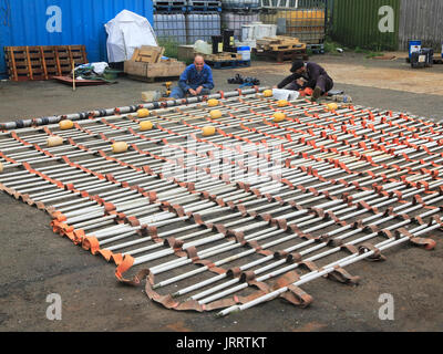 Les hommes qui travaillent sur la base DACON Sauvetage écope, Boston Putford Sécurité société offshore, Lowestoft, Suffolk, Angleterre, RU Banque D'Images