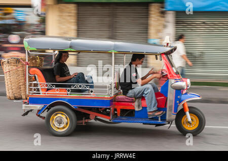 Taxi Tuktuk sur la route dans le quartier de Banglamphu de Bangkok, Thaïlande. Banque D'Images
