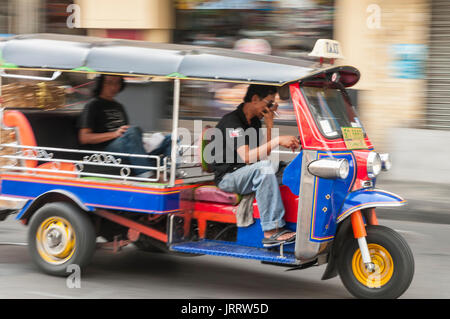 Taxi Tuktuk sur la route dans le quartier de Banglamphu de Bangkok, Thaïlande. Banque D'Images