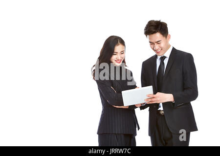 Young Asian businessman and businesswoman travaillent ensemble à l'aide de mini tablette numérique, isolé sur fond blanc. Banque D'Images