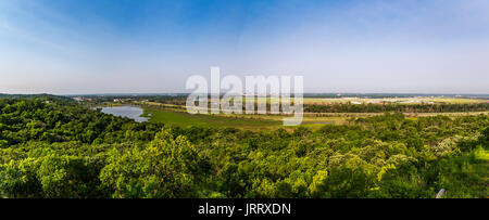 Vue d'Omaha, Nebraska et la rivière Missouri à partir de Lewis et Clark Park de Council Bluffs, Iowa. Banque D'Images